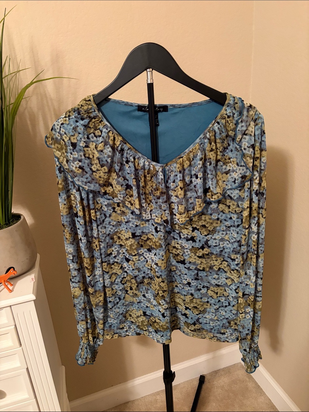 Women's Blue Floral V-Neck Ruffle Blouse